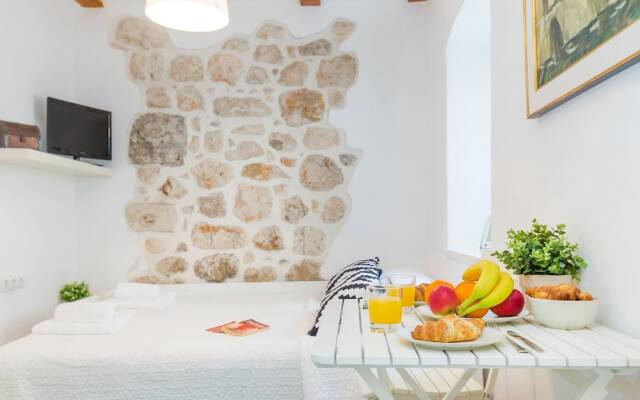 The Walls Studios by Irundo