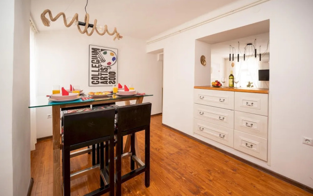 Authentic Design 2bdr Apartment in Old Town