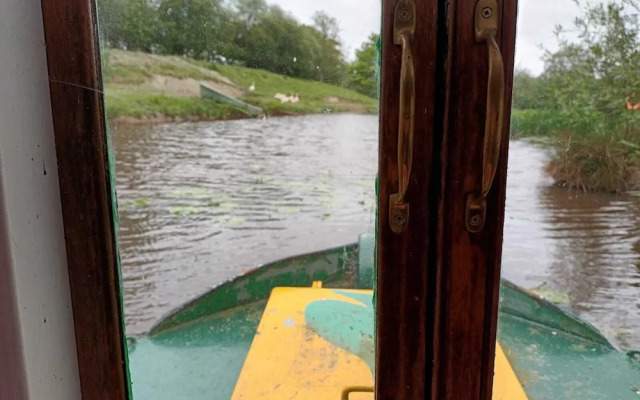 Pretty & Cosy Boat in Stunning Valley View, Wales