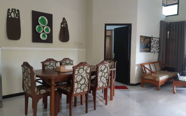 Oyo 2459 Godong Family House