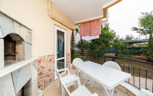 Spacious Flat With Backyard in Muratpasa