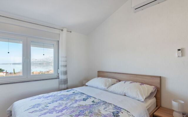 Bright Holiday Home in Jasenice With Beach Nearby