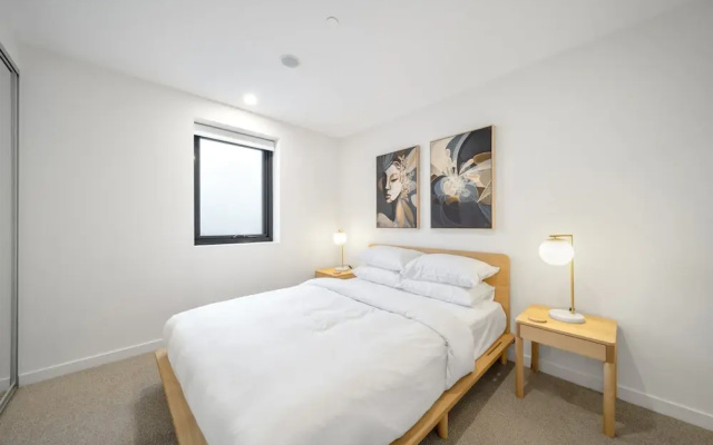 Sleek Inner-city 2-bed With Swimming Pool & BBQ