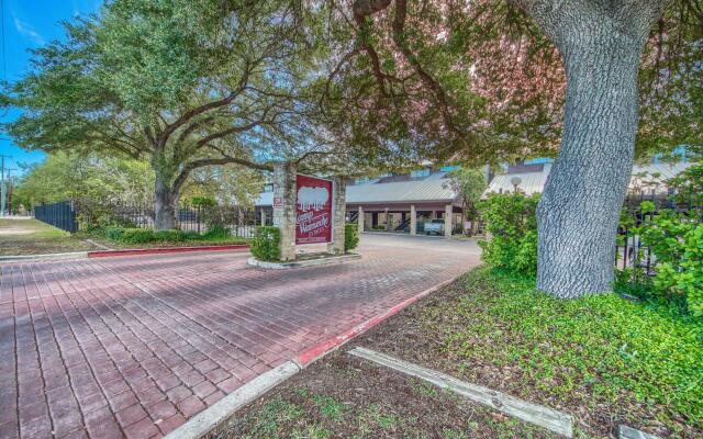 The Float Inn 3 CW B209