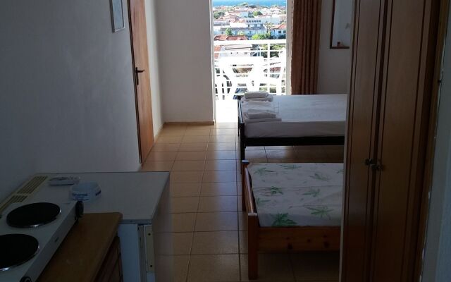 Yanna Studios & Apartments