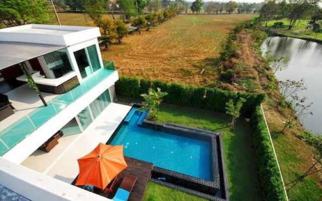 Aria Lake and Golf Villa