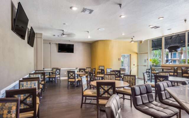 Clarion Inn & Suites Central Clearwater Beach