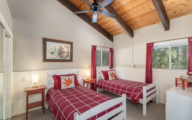 Maple Leaf Lodge 3 Bedroom Home by NW Comfy Cabins by RedAwning