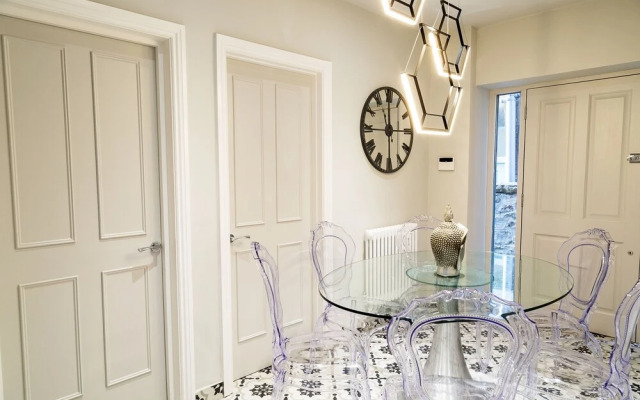Stylish York Gardens Apartment