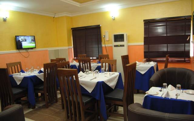 De Royal Legacy Hotel and Suites