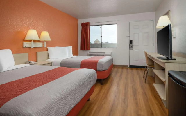 Motel 6 Buena Park, CA - Knotts Berry Farm - Disneyland
