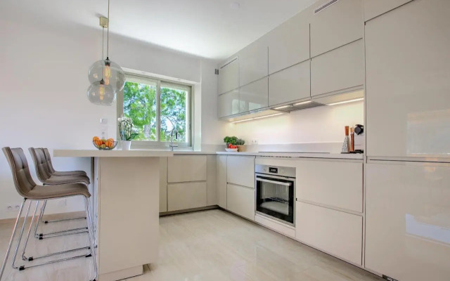Modern Family Home 5 min to Beach +Pool +Garage