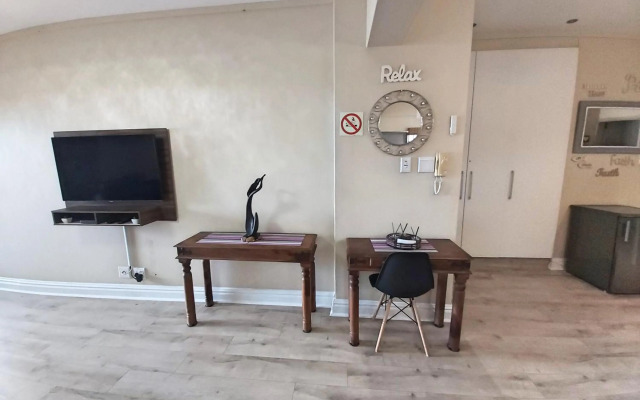 Whale Rock, Modern Beachfront Apartment