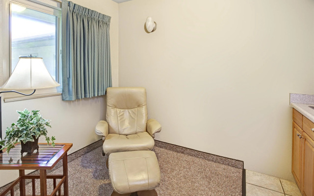 Super 8 by Wyndham Long Beach