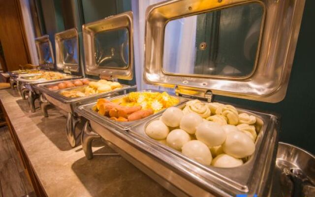 World Hotel (Jinan Hexie Square Qilu Children's Hospital)