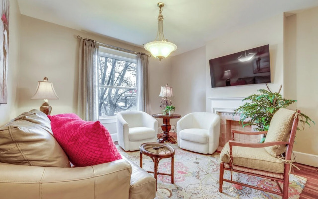Walk to Garden & Restaurants: Zanesville Apartment