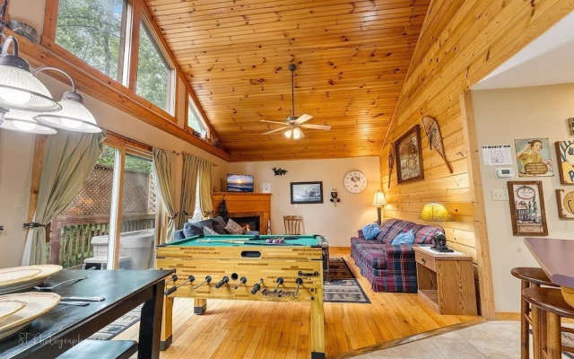 3 Bears One-Level Open Floor Plan Cabin with Pool Table by RedAwning
