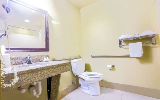 Evansville Inn & Suites By OYO