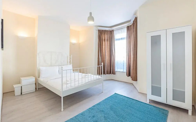 Spacious 4 Bed Apartment Near Tooting Gardens