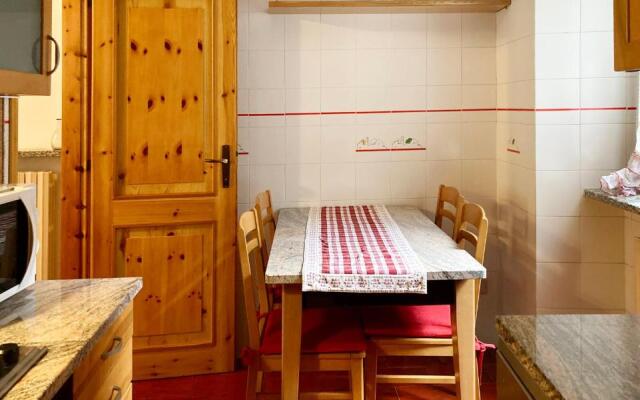 Mountain apartment in an authentic courtyard