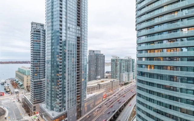 Sky View Suites - Maple Leaf Square