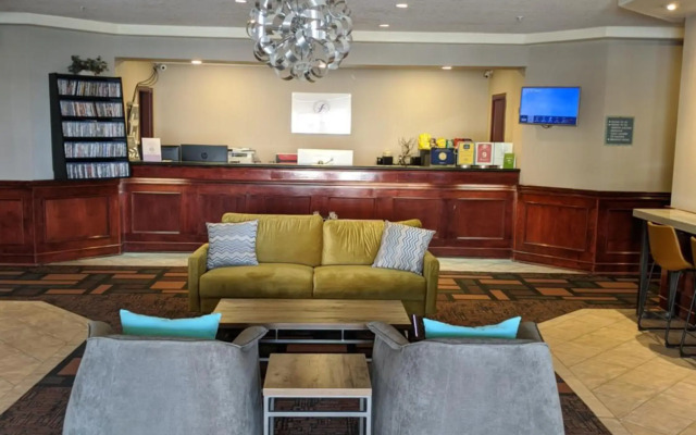 Foxwood Inn & Suites