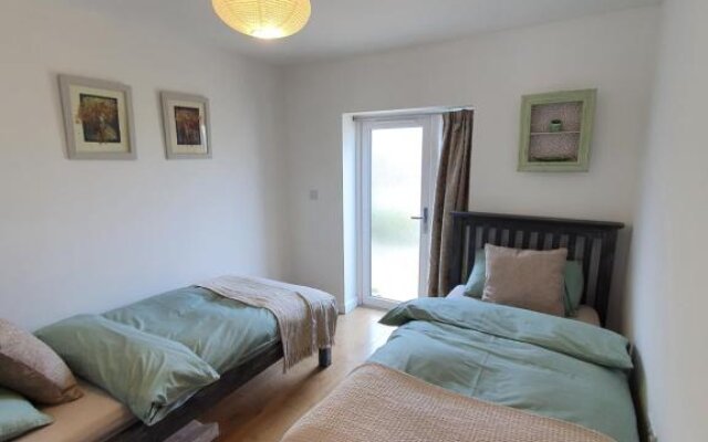 Beautiful 2 bedroom guest house with private pool in Lacock, Wiltshire