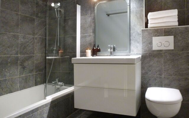 Ferm6 - 6-6p-5chbres-3sdb-120m?-10 / 12pers-valloire