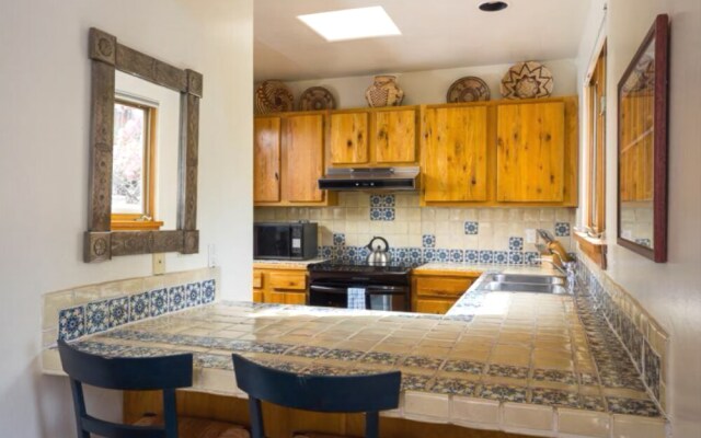 Old Santa Fe Trail - Walk Everywhere, Kiva Fireplace, Amazing Natural Light