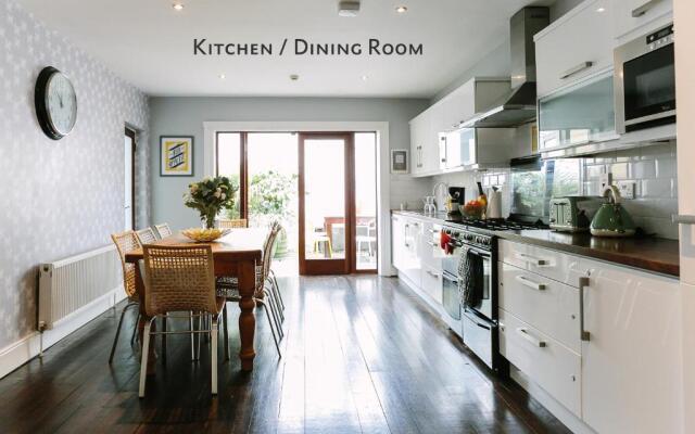 Cosy Home; Sleeps 10/11. City 15 minutes’ walk