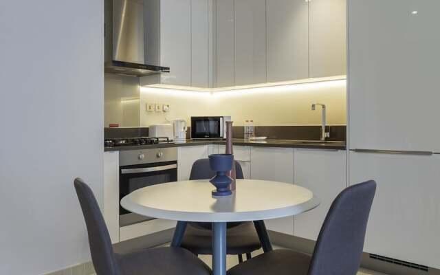 Urban Apartment in Marina Gate, Central Location!