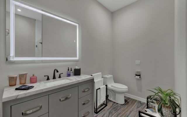 The Bentley Hotel - Beatles Room - Hill Country View