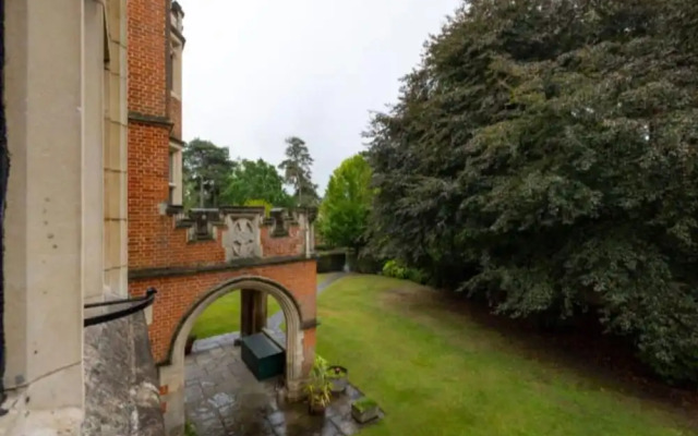 The Woking Wonder Captivating 3bdr Flat With Parking