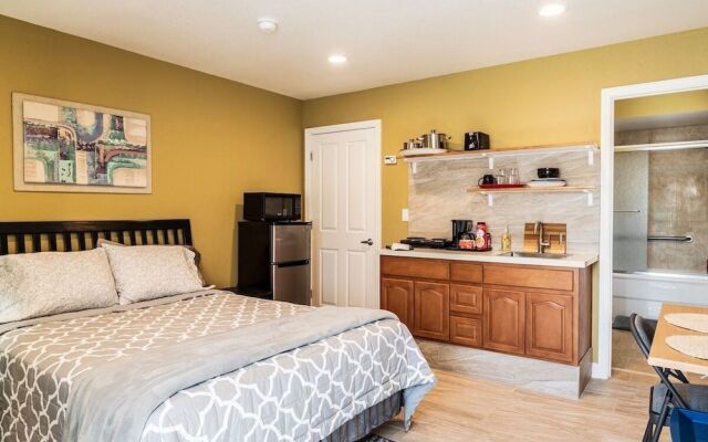 Charming Studio in Hayward