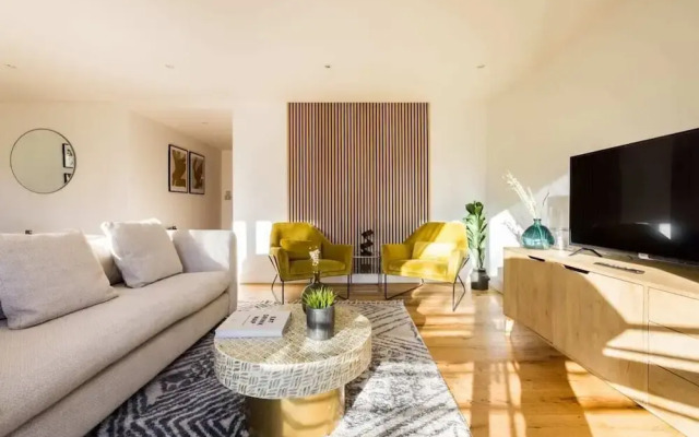 The Crystal Quarters - Modern & Bright 2BDR Apartment
