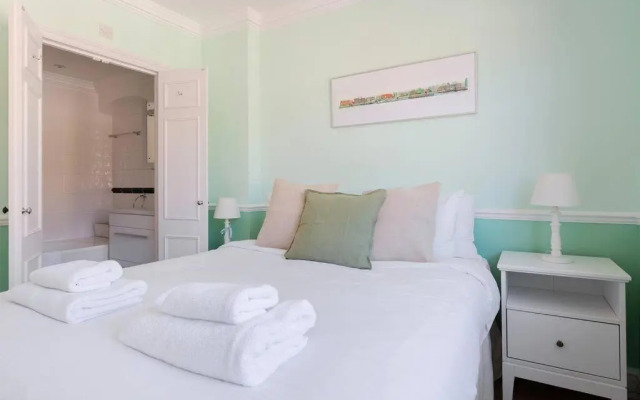 Spacious 3 bedroom flat with terrace