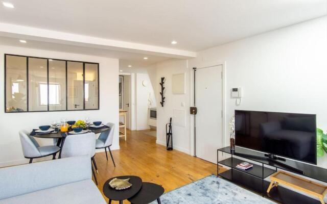 Lovelystay - Turquoise River View I