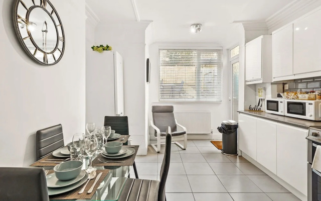 Modern 4BR Victorian Home Near Luton Airport