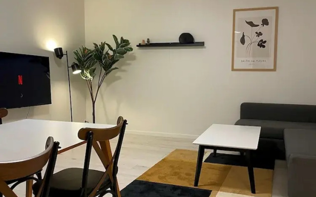 Cozy Backhouse With Large Private Garden