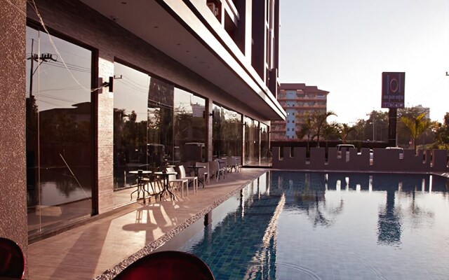 101 Holiday Suites
