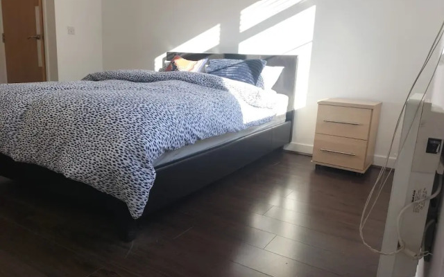 Central 2-bed Apt - Sleeps 4 - Parking & Wifi