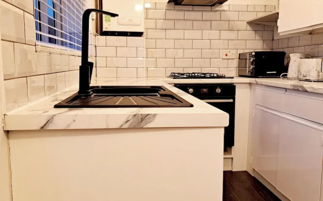 2 Bedroom House in Leeds - Sleeps 5, Wifi, Parking