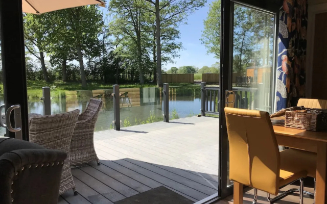Pine Boutique Lodge With hot tub for Couples & dog