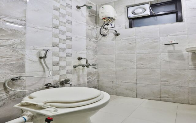 OYO 16880 Hotel Ambica