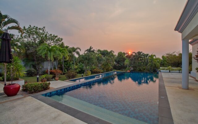 Pattaya Sunset Villa 4 Bedroom Sleeps 8