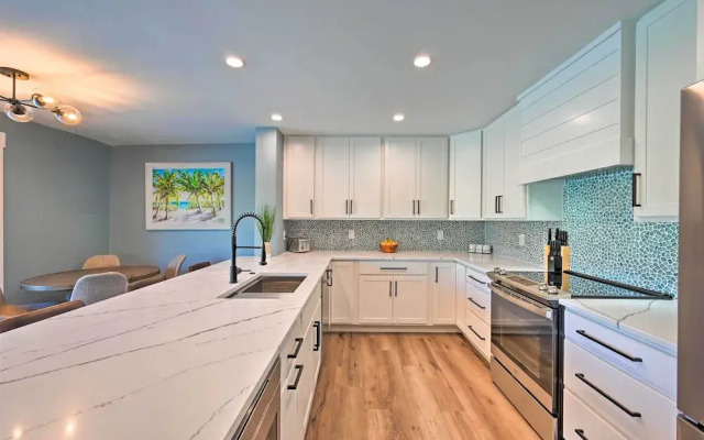 Walk to Beach: Getaway w/ Pool in Naples!