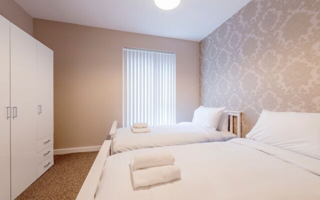 3 Bedroom Apartment Near City Centre With Parking