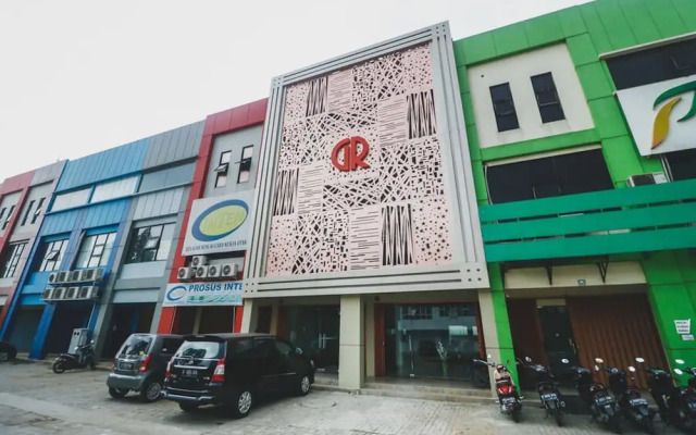 RedDoorz Plus near Living Plaza Jababeka