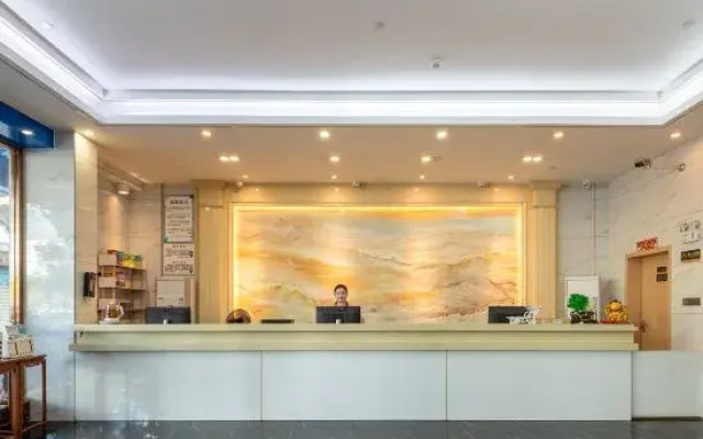 Fanhua Hotel (Zhanjiang World Trade Building No.5 Middle School)