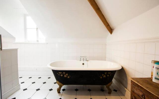 Clifton Spacious 3 Bed Apt & Parking-Simply Check In